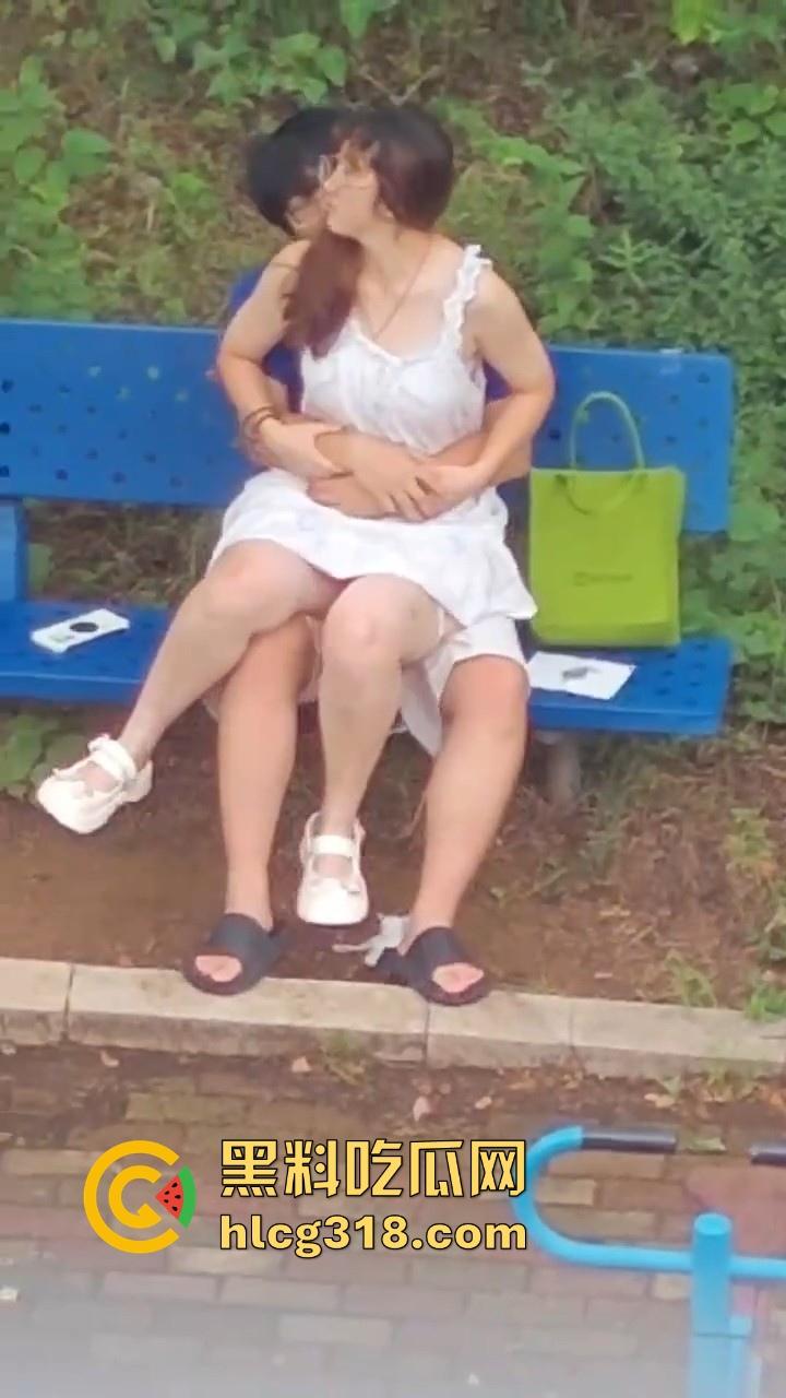 夏日午后，小日一下!反差眼镜妹小区长椅骑乘做爱，白裙诱惑激情开干，年轻人玩的真野啊！  第8张