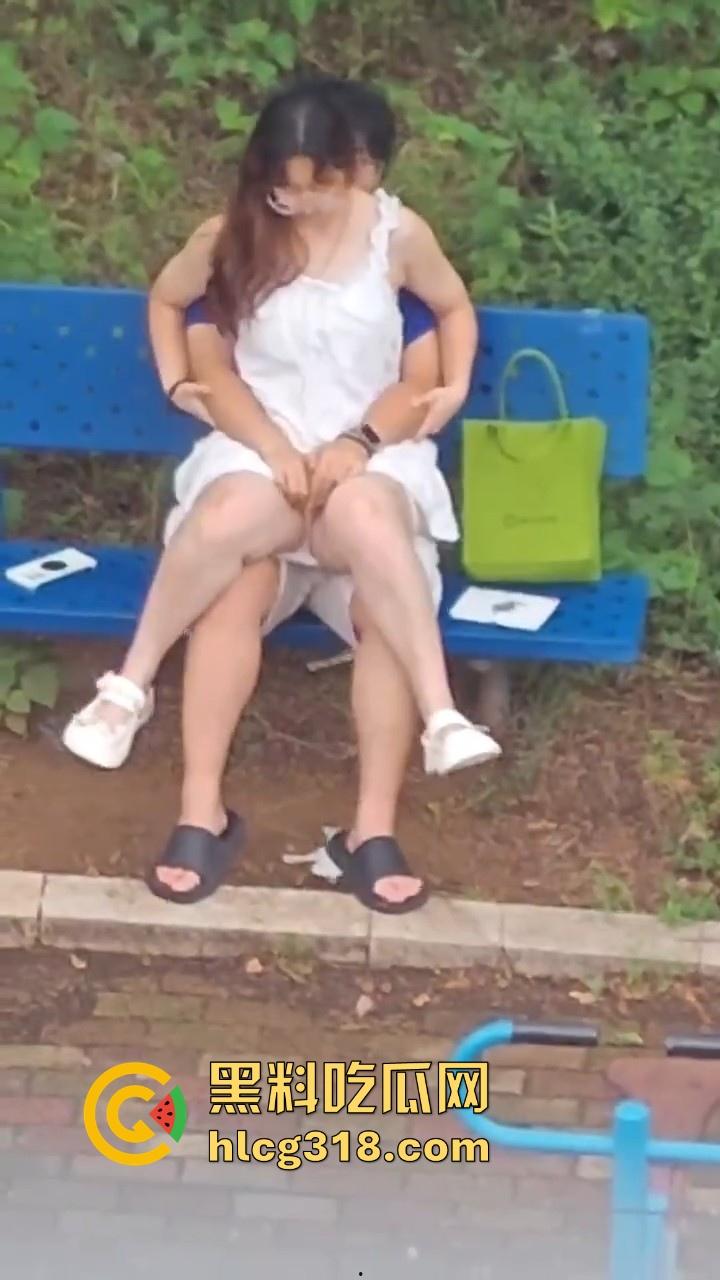 夏日午后，小日一下!反差眼镜妹小区长椅骑乘做爱，白裙诱惑激情开干，年轻人玩的真野啊！  第9张