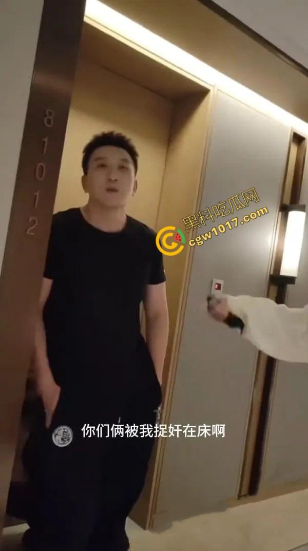 抖音百万网红【妖怪ZZzAI】酒店被抓奸，女友怒曝3P女粉视频，暴打女友，精液横流，人设崩塌，粉丝暴怒退粉！  第4张