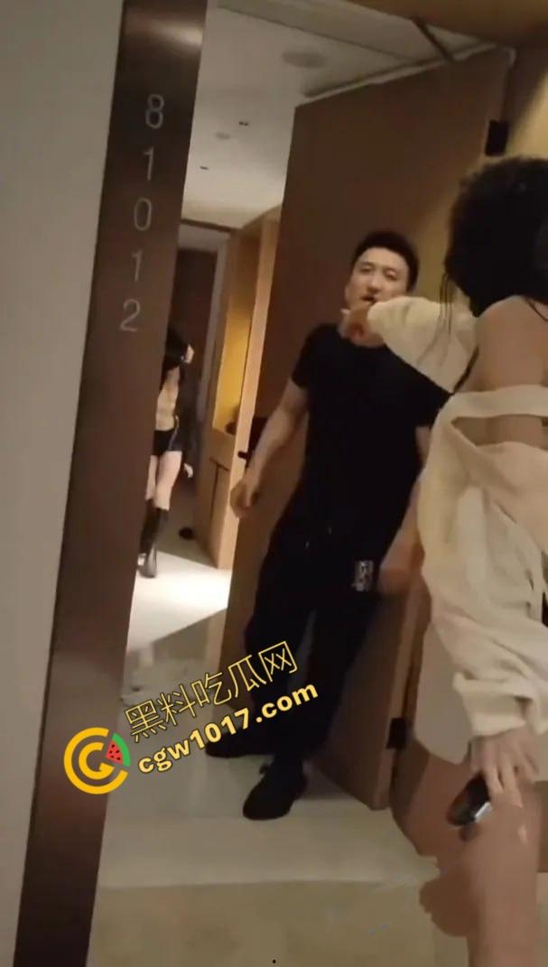 抖音百万网红【妖怪ZZzAI】酒店被抓奸，女友怒曝3P女粉视频，暴打女友，精液横流，人设崩塌，粉丝暴怒退粉！  第5张