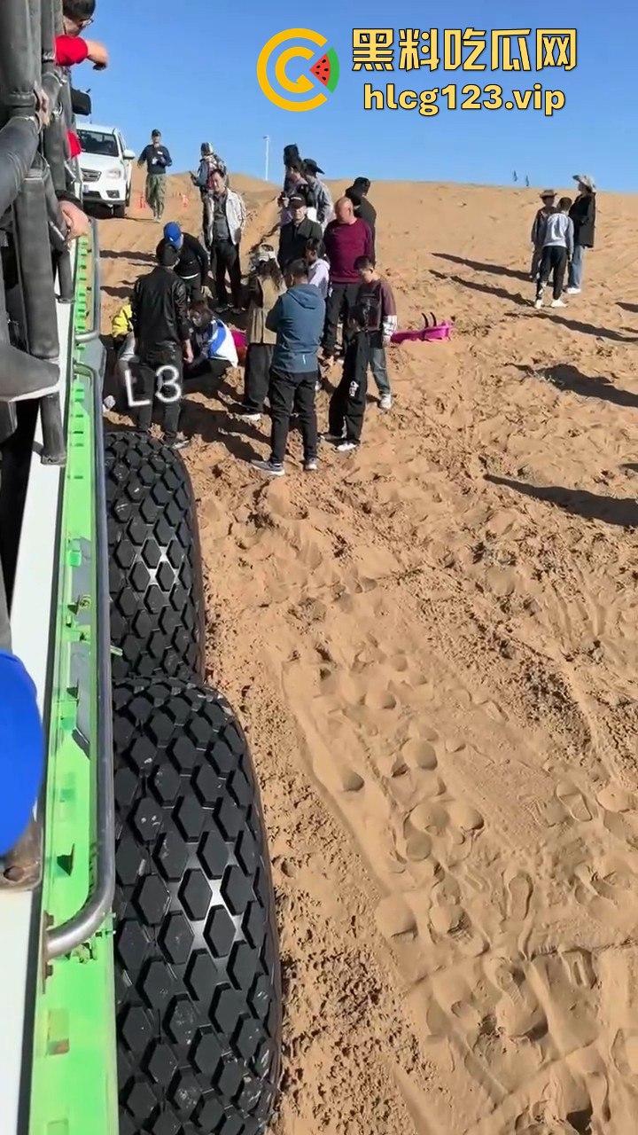阿拉善左旗英雄会酿惨剧！孩子玩沙被碾压致骨折，网友吐槽：这地儿可不是玩沙的地儿！  第10张