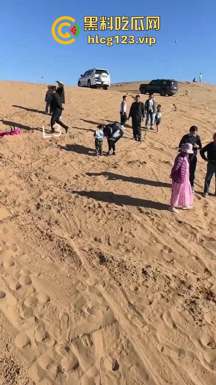 阿拉善左旗英雄会酿惨剧！孩子玩沙被碾压致骨折，网友吐槽：这地儿可不是玩沙的地儿！  第11张