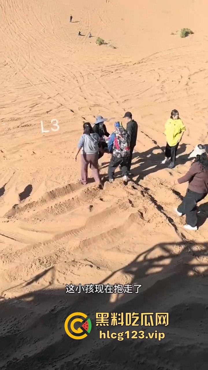 阿拉善左旗英雄会酿惨剧！孩子玩沙被碾压致骨折，网友吐槽：这地儿可不是玩沙的地儿！  第12张
