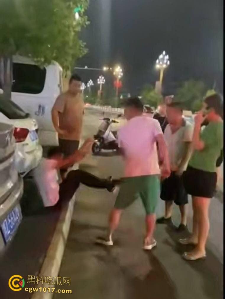 大快人心！眉山市变态每天给小妹妹转二十块钱，时机成熟约小妹妹到线下，被女孩爸爸发现后围堵爆揍！  第3张