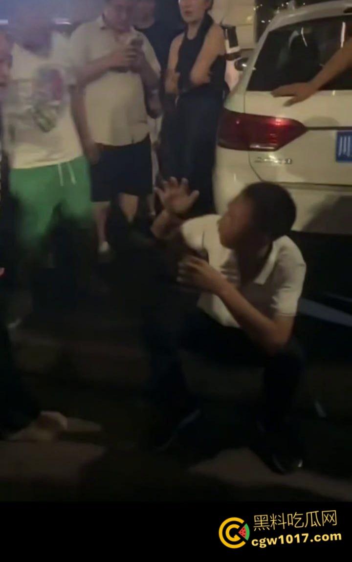 大快人心！眉山市变态每天给小妹妹转二十块钱，时机成熟约小妹妹到线下，被女孩爸爸发现后围堵爆揍！  第5张