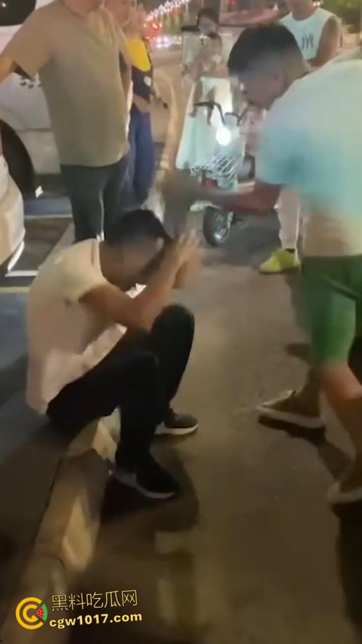 大快人心！眉山市变态每天给小妹妹转二十块钱，时机成熟约小妹妹到线下，被女孩爸爸发现后围堵爆揍！  第6张