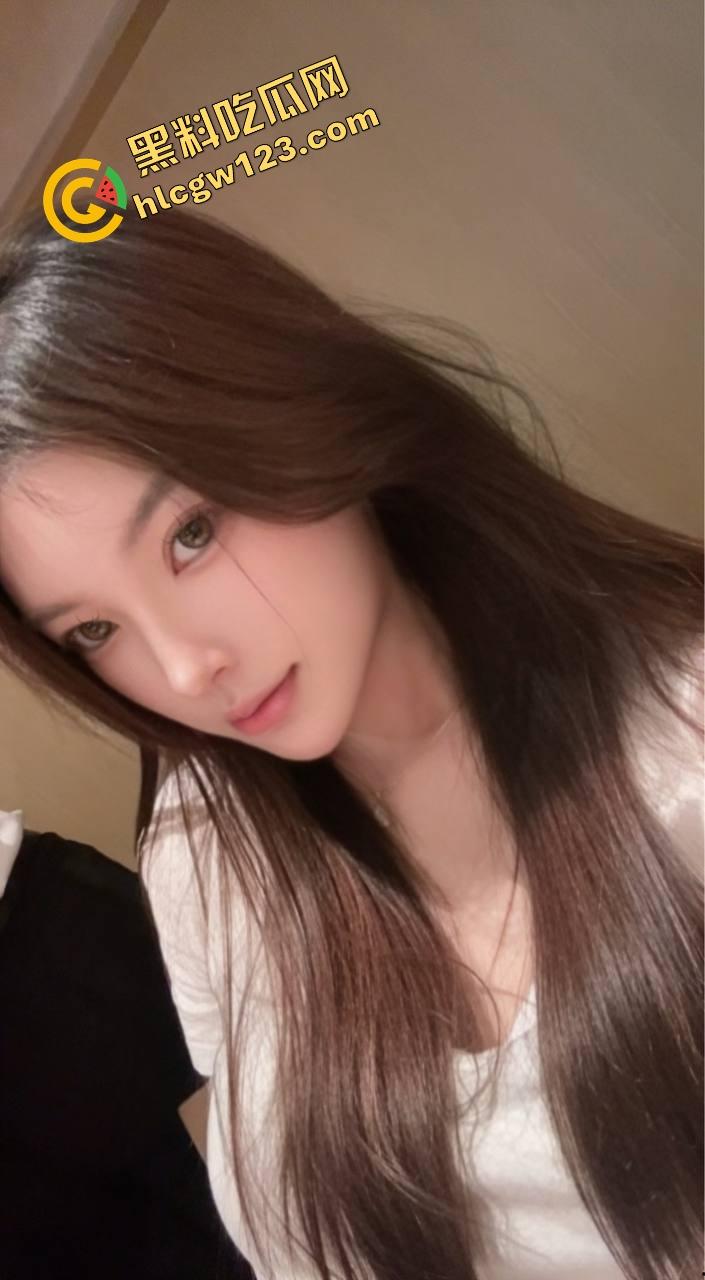 弹吉他的手，也能把骚逼弹出高音，温柔拨弦的手指进了洞里，你这是在弹我心弦，还是弹我花瓣？  第5张