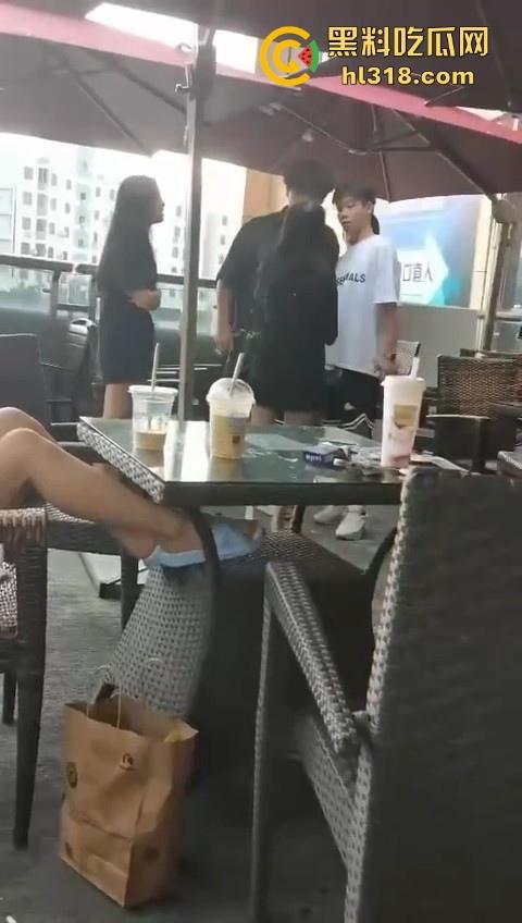 精神小妹打架就是猛！火气太大了，奶茶一泼，直接上去就是一脚，场面极其暴力血腥！  第1张