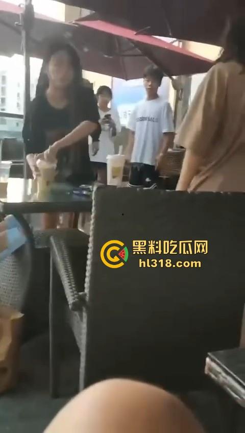 精神小妹打架就是猛！火气太大了，奶茶一泼，直接上去就是一脚，场面极其暴力血腥！  第2张