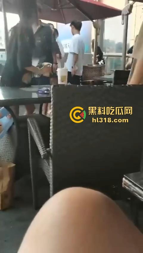 精神小妹打架就是猛！火气太大了，奶茶一泼，直接上去就是一脚，场面极其暴力血腥！  第3张