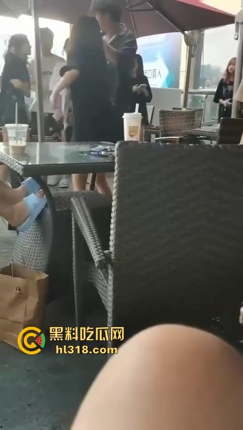 精神小妹打架就是猛！火气太大了，奶茶一泼，直接上去就是一脚，场面极其暴力血腥！  第4张