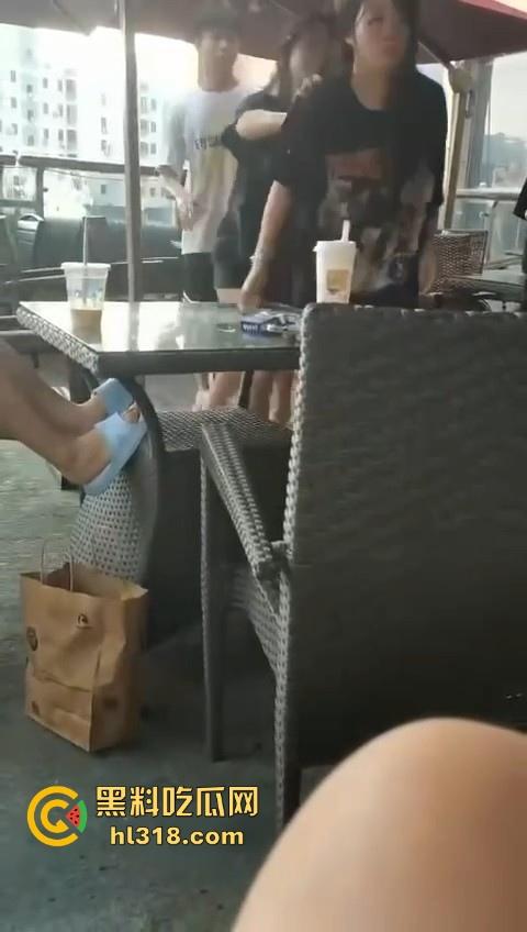 精神小妹打架就是猛！火气太大了，奶茶一泼，直接上去就是一脚，场面极其暴力血腥！  第5张