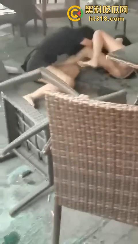 精神小妹打架就是猛！火气太大了，奶茶一泼，直接上去就是一脚，场面极其暴力血腥！  第6张