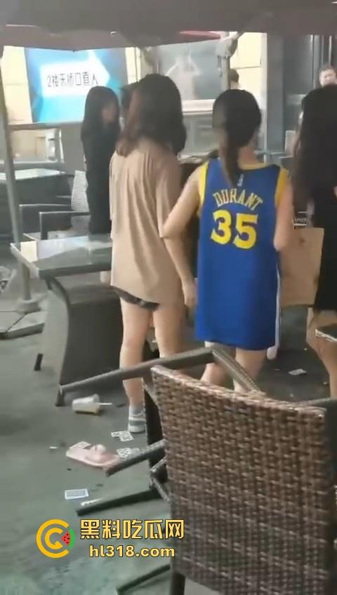 精神小妹打架就是猛！火气太大了，奶茶一泼，直接上去就是一脚，场面极其暴力血腥！  第7张