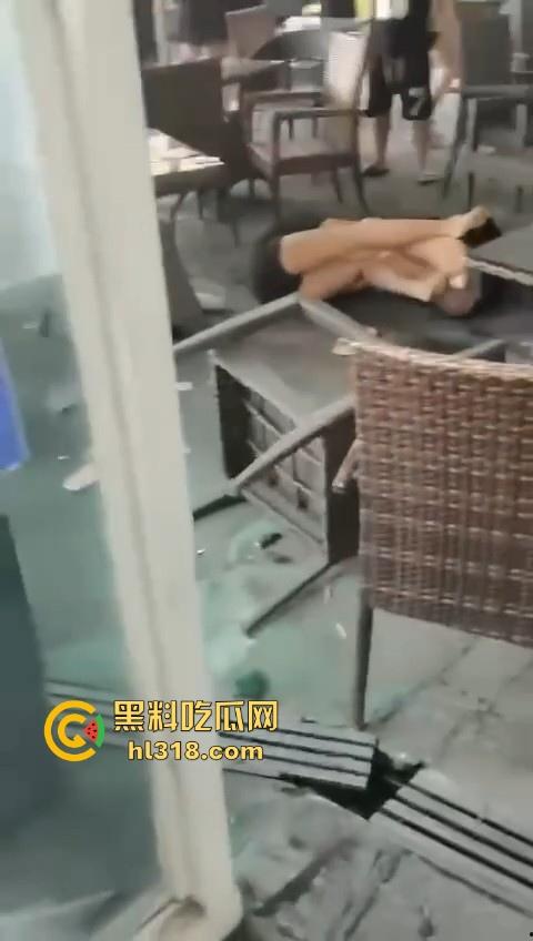 精神小妹打架就是猛！火气太大了，奶茶一泼，直接上去就是一脚，场面极其暴力血腥！  第8张