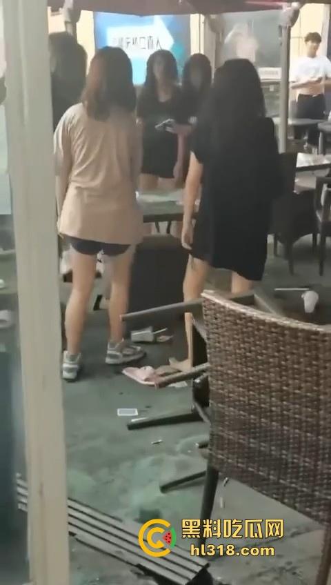 精神小妹打架就是猛！火气太大了，奶茶一泼，直接上去就是一脚，场面极其暴力血腥！  第9张