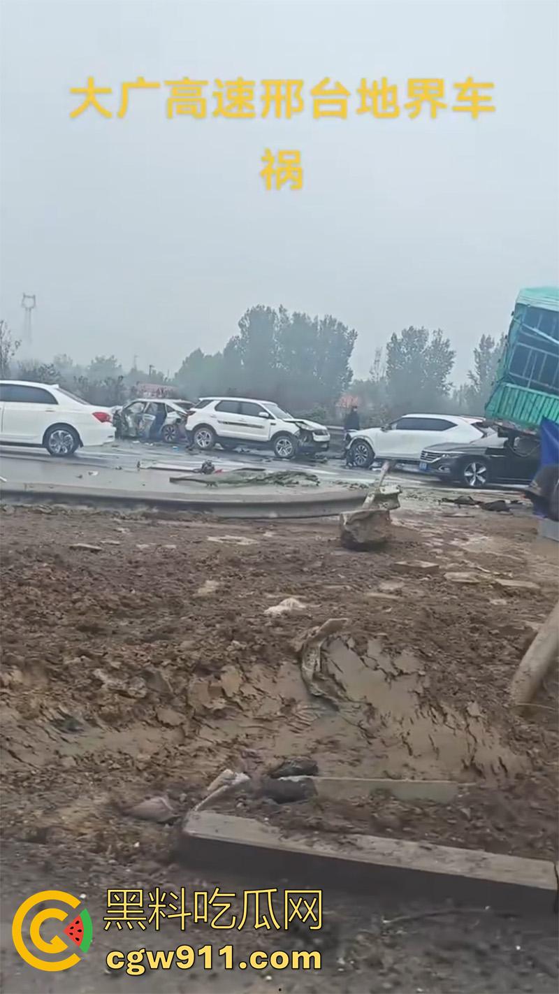 十一期间最惨烈车祸，G45大广高速河北威县路段，大货车与多辆小汽车，发生严重碰撞，油箱都爆了！  第1张