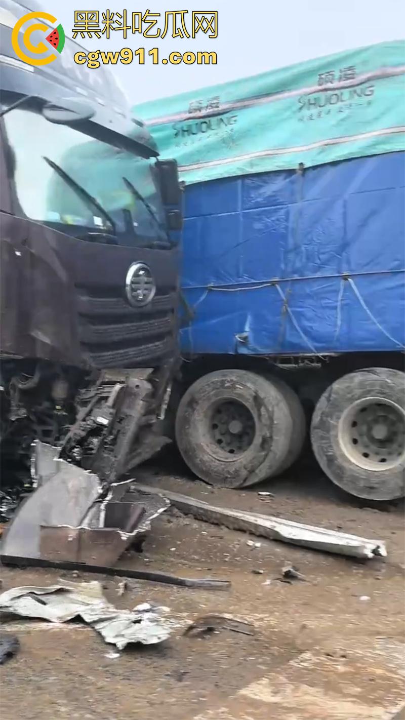 十一期间最惨烈车祸，G45大广高速河北威县路段，大货车与多辆小汽车，发生严重碰撞，油箱都爆了！  第2张