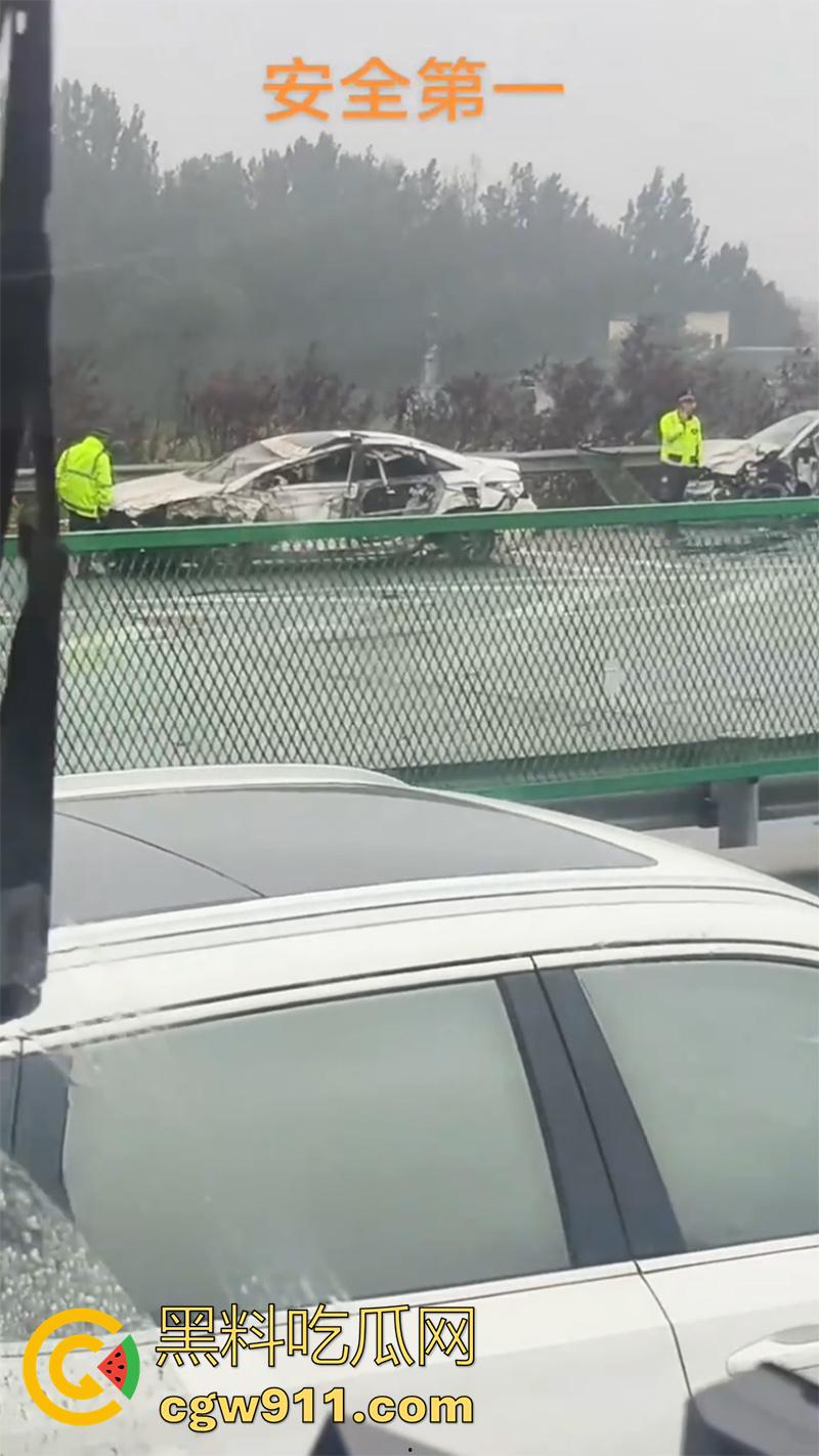 十一期间最惨烈车祸，G45大广高速河北威县路段，大货车与多辆小汽车，发生严重碰撞，油箱都爆了！  第3张