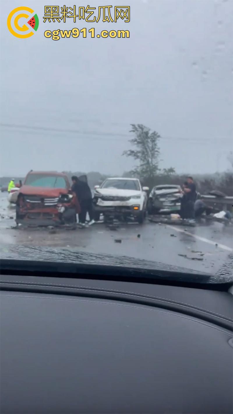 十一期间最惨烈车祸，G45大广高速河北威县路段，大货车与多辆小汽车，发生严重碰撞，油箱都爆了！  第5张