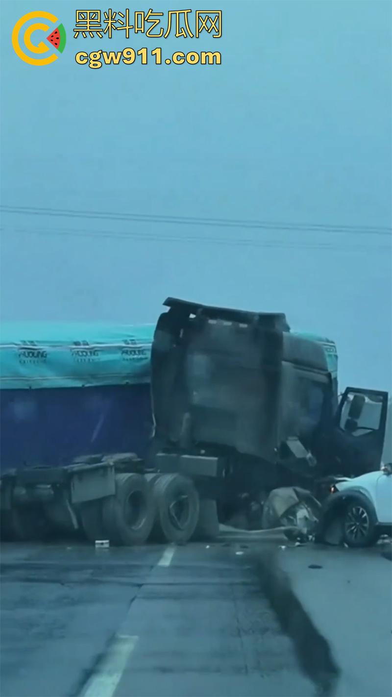 十一期间最惨烈车祸，G45大广高速河北威县路段，大货车与多辆小汽车，发生严重碰撞，油箱都爆了！  第6张