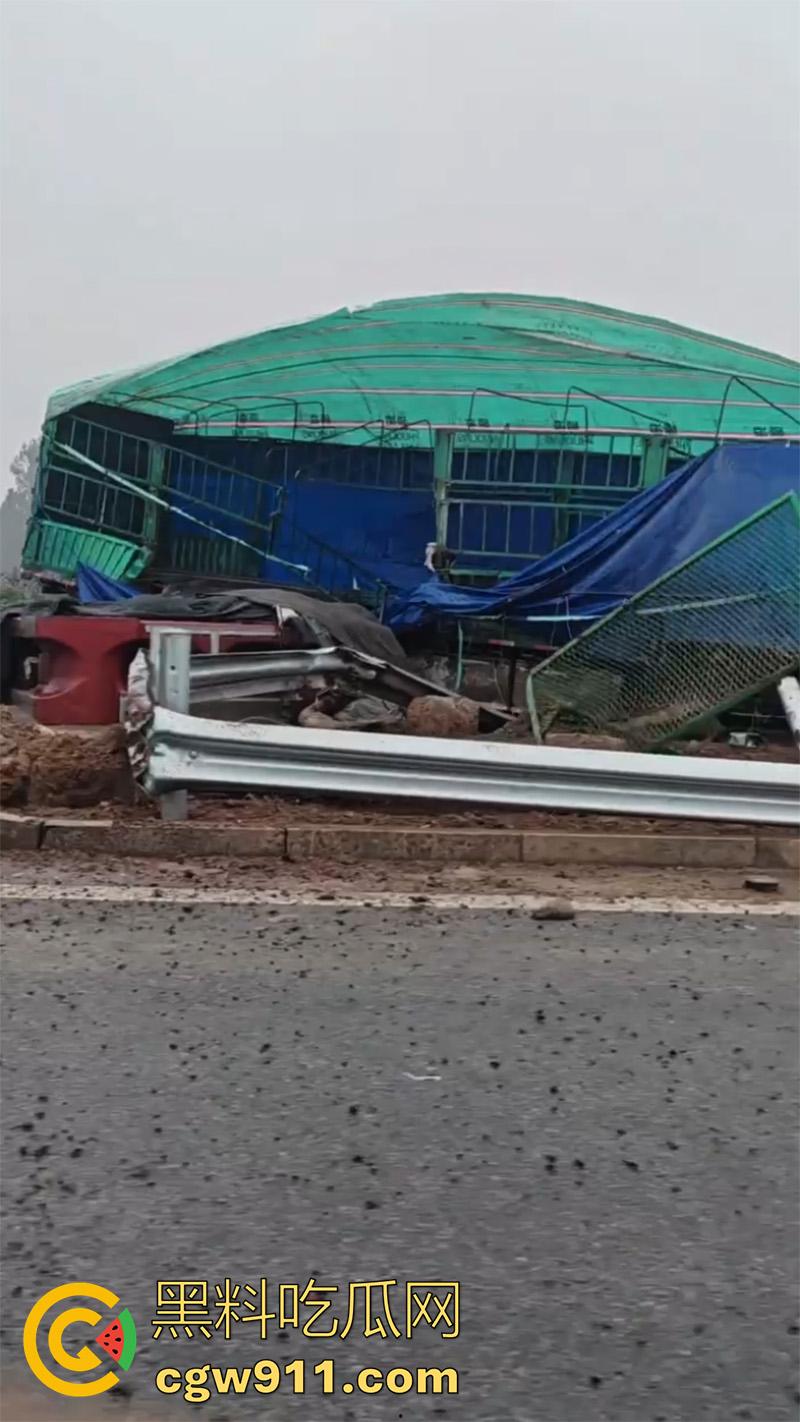 十一期间最惨烈车祸，G45大广高速河北威县路段，大货车与多辆小汽车，发生严重碰撞，油箱都爆了！  第7张