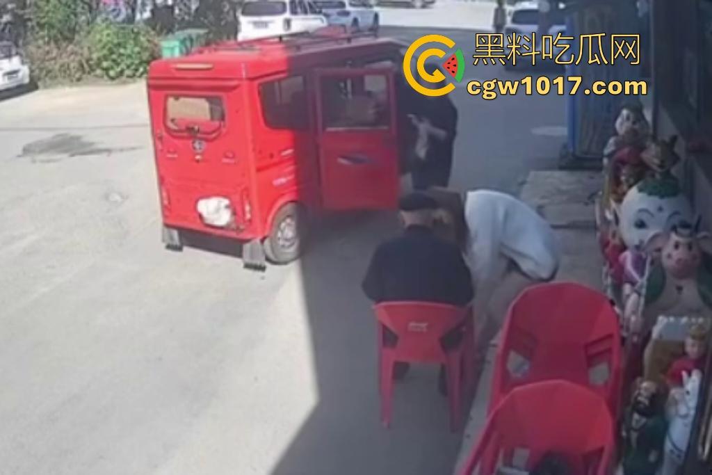 街头老大爷走路突然摇晃，长腿美女出手相扶，大爷瞬间全身梆硬冲天，美女成救命神药，这比春药还牛逼啊！  第6张