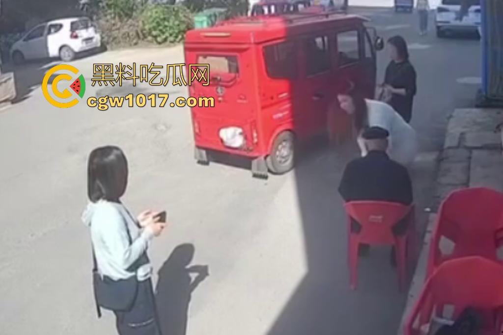 街头老大爷走路突然摇晃，长腿美女出手相扶，大爷瞬间全身梆硬冲天，美女成救命神药，这比春药还牛逼啊！  第7张