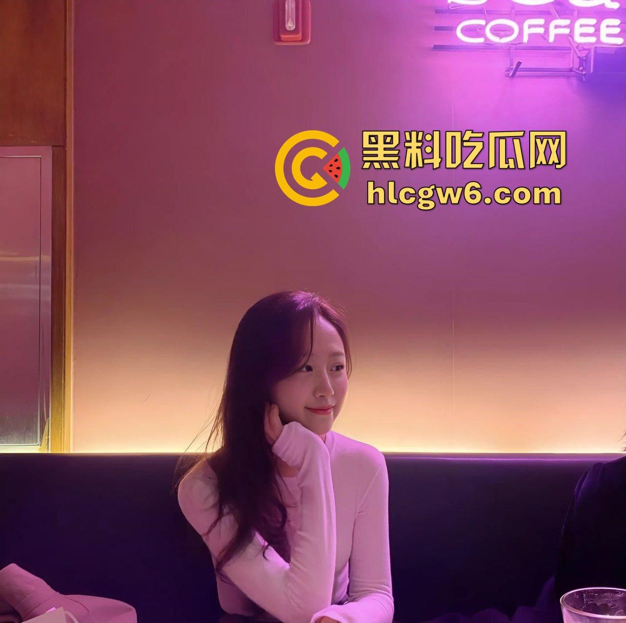 邻居练瑜伽的妹妹聊了2个月，脱了裤子才知道，床上这柔韧度就是为操而生的 摆个一字马彻底榨干瓜友！  第1张