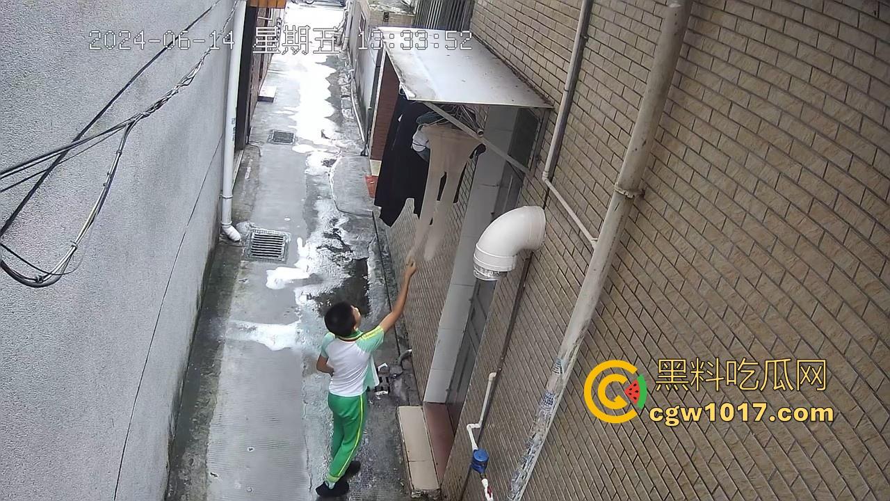 戴着红领巾偷丝袜！小学生大胆偷取少妇原味衣物，身高不够工具来凑，白袜丝袜统统收入囊中，原味控从小练起！  第6张