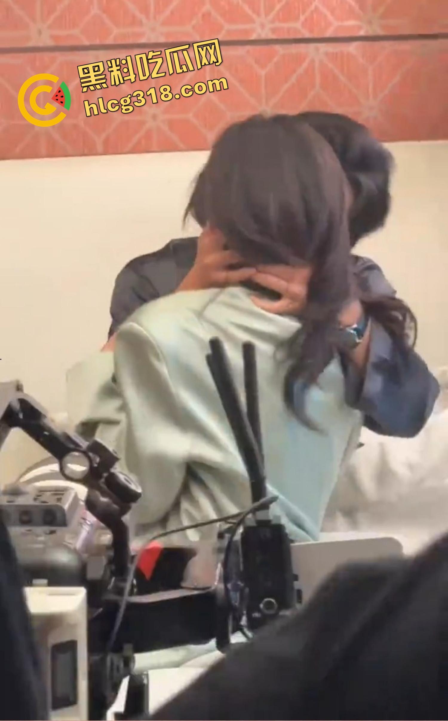 现在当女演员都不算惨，最惨的其实是拍床戏的摄影师，天天近距离看人操，自己一滴都不能射！  第2张