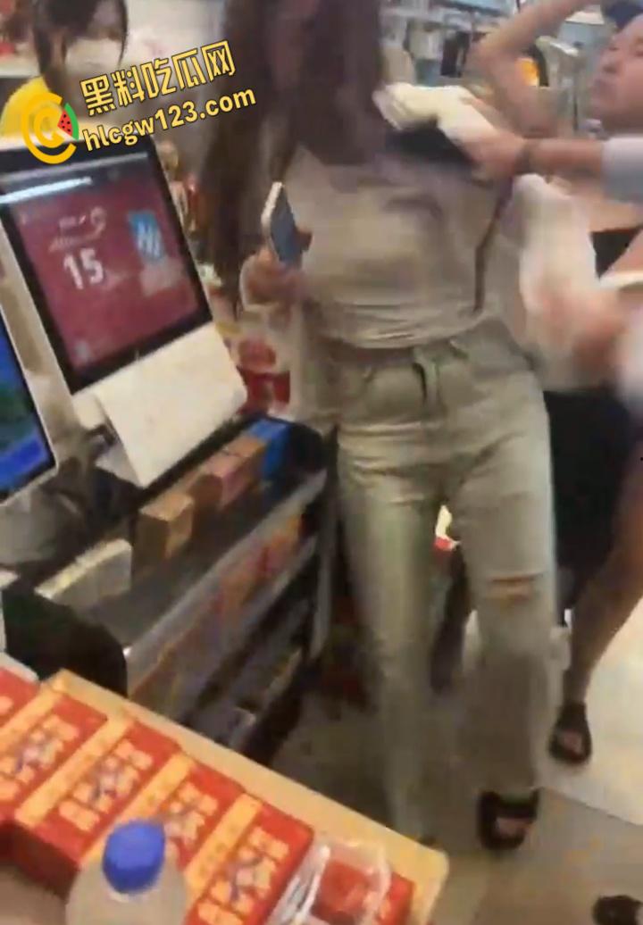 精神小妹超市开撕雨中暴打！纹身辣妹湿身火拼，警察来了都拦不住 !  第1张