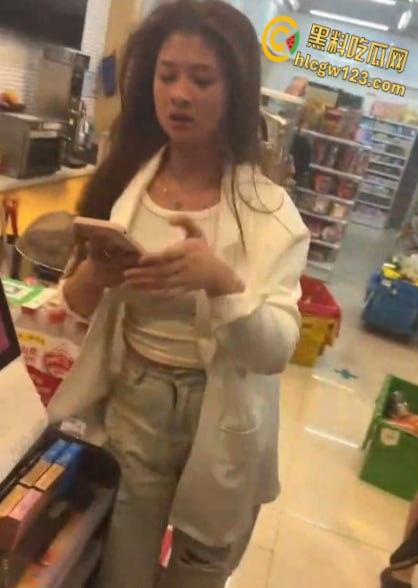 精神小妹超市开撕雨中暴打！纹身辣妹湿身火拼，警察来了都拦不住 !  第2张