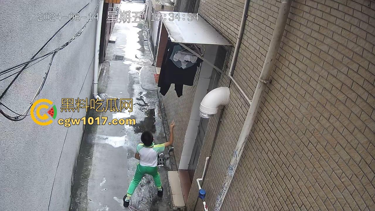 戴着红领巾偷丝袜！小学生大胆偷取少妇原味衣物，身高不够工具来凑，白袜丝袜统统收入囊中，原味控从小练起！  第10张