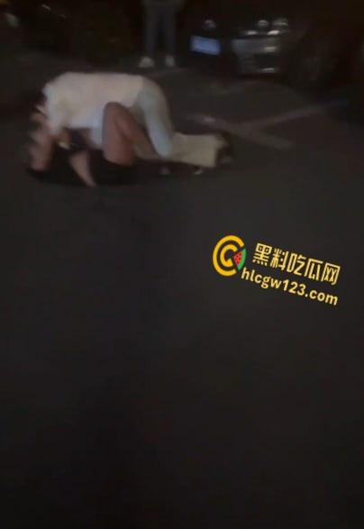 精神小妹超市开撕雨中暴打！纹身辣妹湿身火拼，警察来了都拦不住 !  第5张