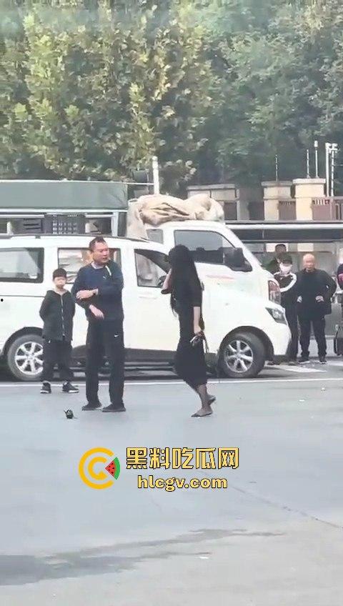 苏州情侣停车场上演跪地求饶两极反转成当街暴揍！黑丝高跟女不依不饶，男友按地上皮带伺候！  第1张