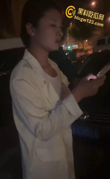 精神小妹超市开撕雨中暴打！纹身辣妹湿身火拼，警察来了都拦不住 !  第7张