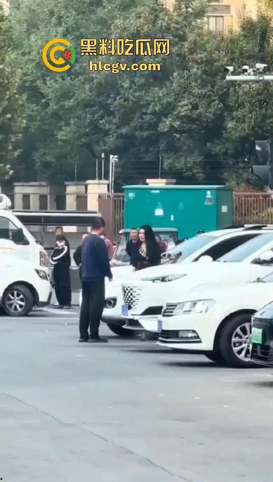 苏州情侣停车场上演跪地求饶两极反转成当街暴揍！黑丝高跟女不依不饶，男友按地上皮带伺候！  第2张