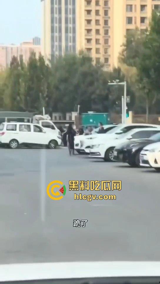 苏州情侣停车场上演跪地求饶两极反转成当街暴揍！黑丝高跟女不依不饶，男友按地上皮带伺候！  第3张