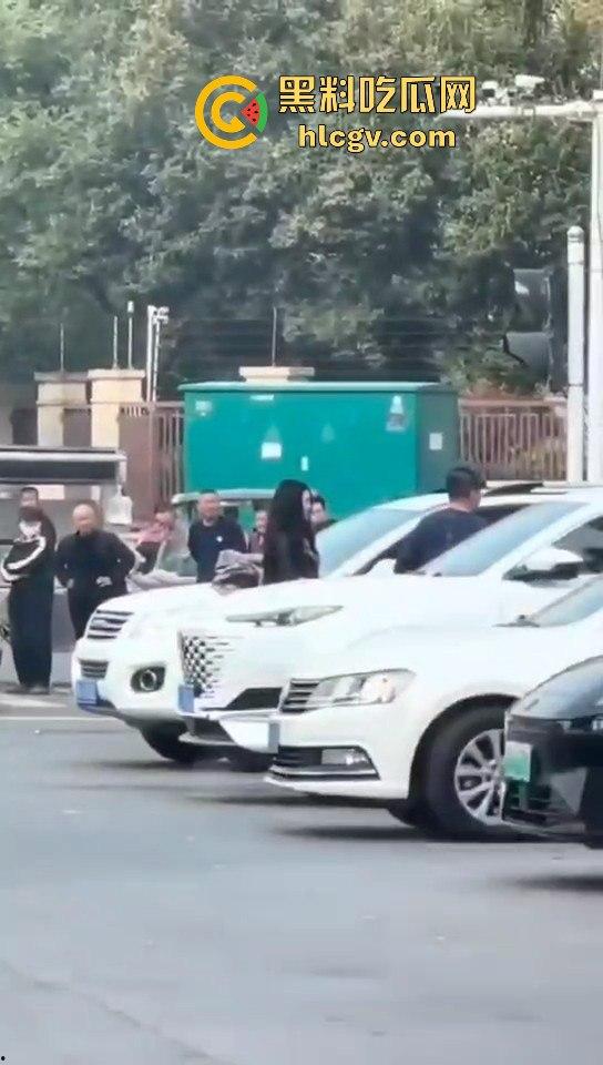 苏州情侣停车场上演跪地求饶两极反转成当街暴揍！黑丝高跟女不依不饶，男友按地上皮带伺候！  第4张