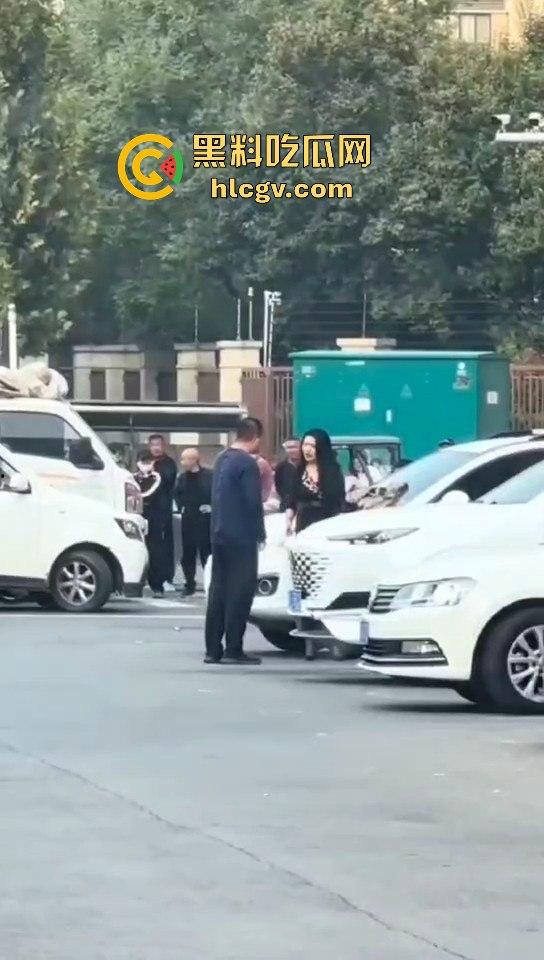 苏州情侣停车场上演跪地求饶两极反转成当街暴揍！黑丝高跟女不依不饶，男友按地上皮带伺候！  第5张
