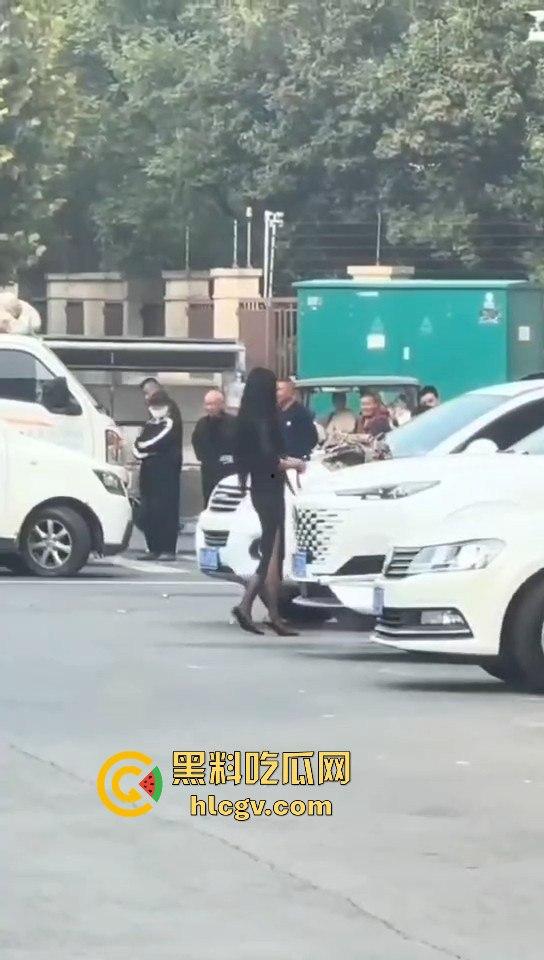 苏州情侣停车场上演跪地求饶两极反转成当街暴揍！黑丝高跟女不依不饶，男友按地上皮带伺候！  第6张