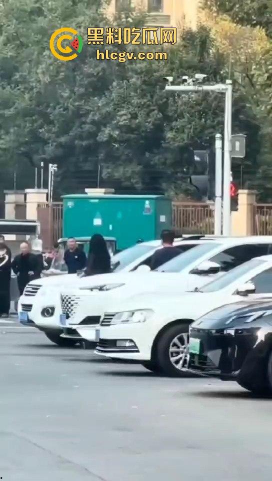 苏州情侣停车场上演跪地求饶两极反转成当街暴揍！黑丝高跟女不依不饶，男友按地上皮带伺候！  第7张