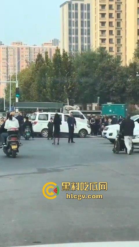 苏州情侣停车场上演跪地求饶两极反转成当街暴揍！黑丝高跟女不依不饶，男友按地上皮带伺候！  第8张