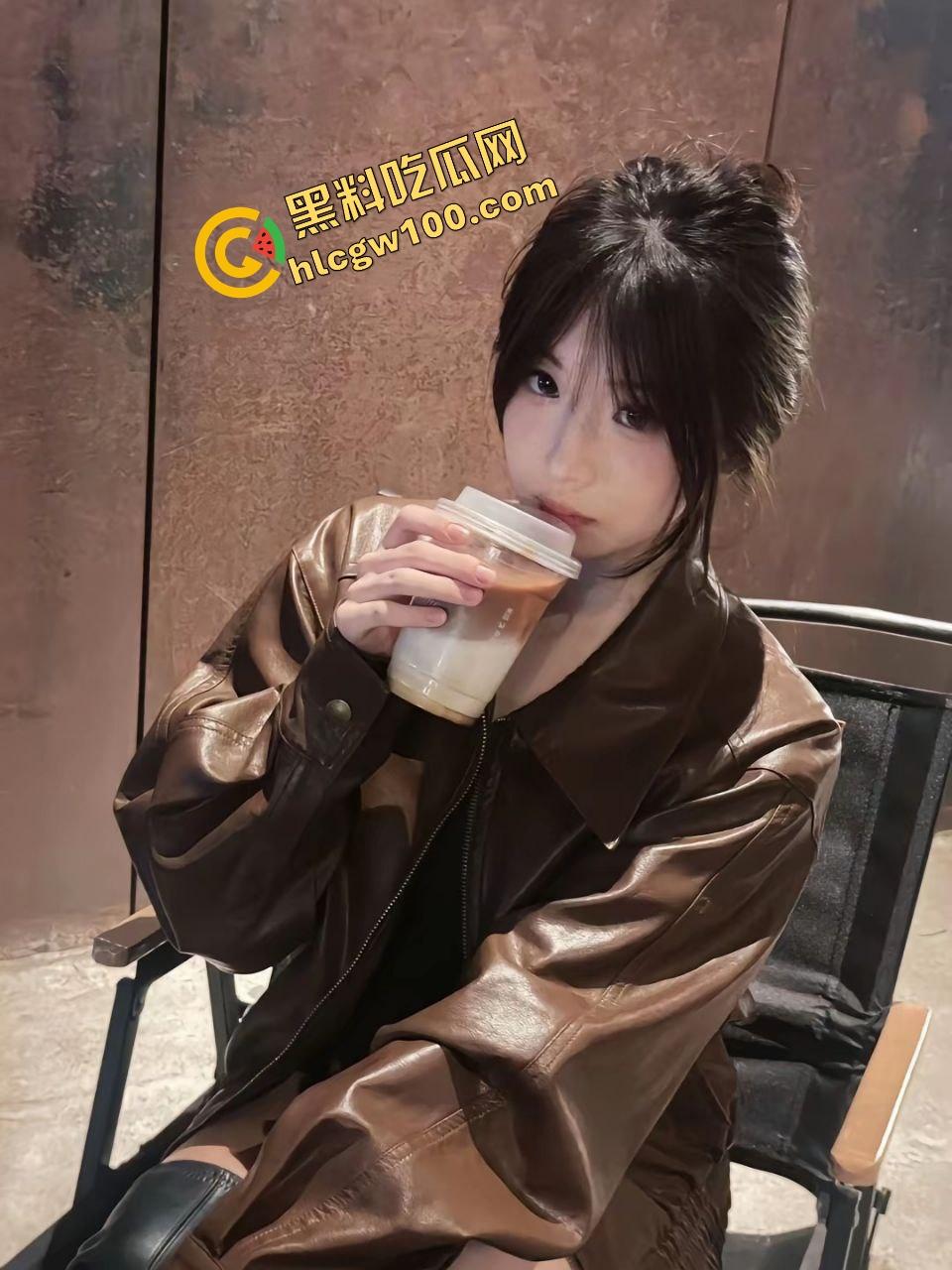 昆明医科大学清纯反差骚婊【李雯婷】发骚自拍揉搓雪白大奶，酒店全裸边追剧边爆干！独家曝光流出！  第1张