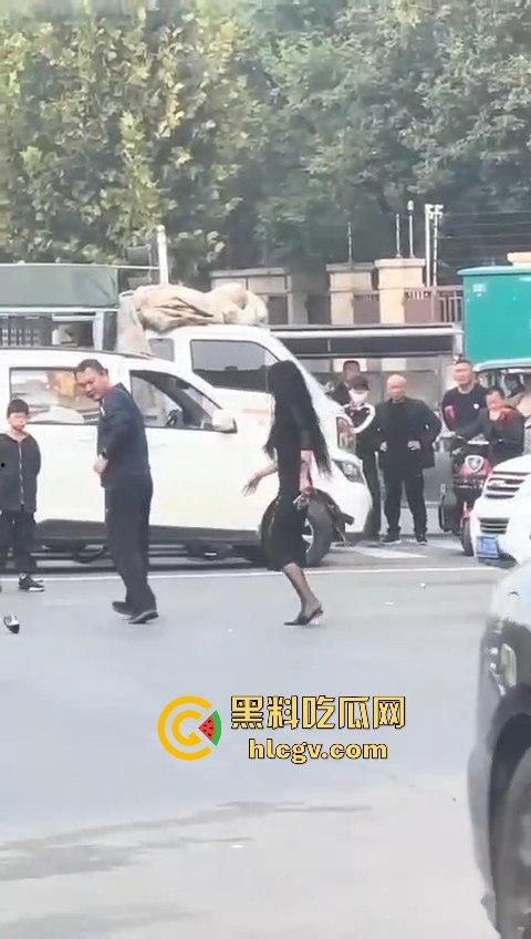 苏州情侣停车场上演跪地求饶两极反转成当街暴揍！黑丝高跟女不依不饶，男友按地上皮带伺候！  第9张