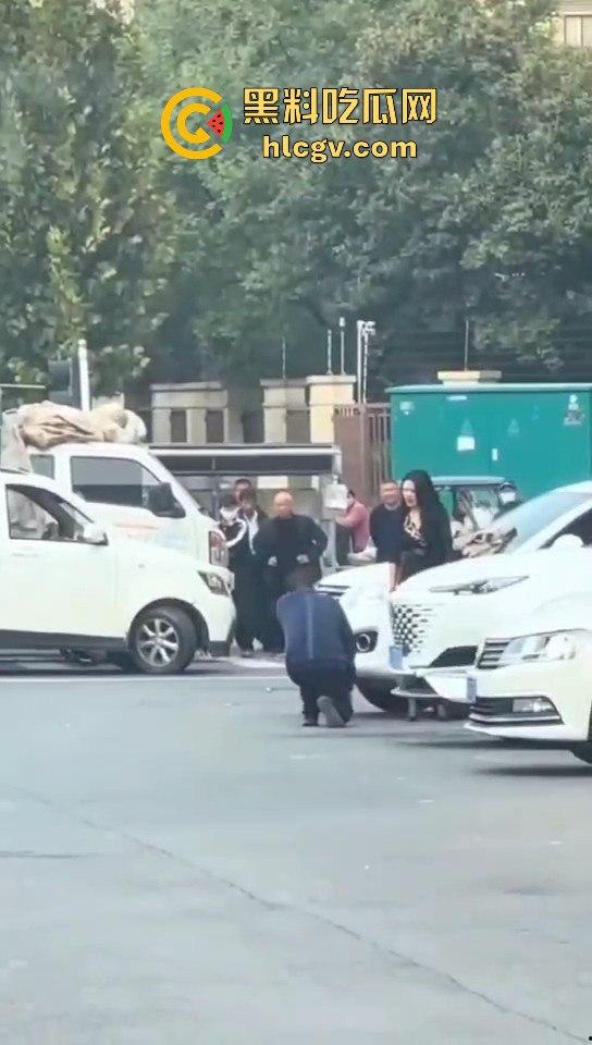 苏州情侣停车场上演跪地求饶两极反转成当街暴揍！黑丝高跟女不依不饶，男友按地上皮带伺候！  第10张