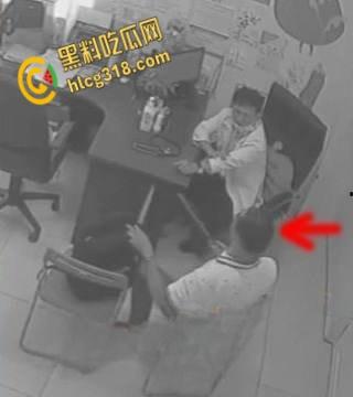 医院办公室医生双刀砍同事，鲜血喷溅刀刀致命，残酷场面血腥至极，这是有多大的仇 !  第2张