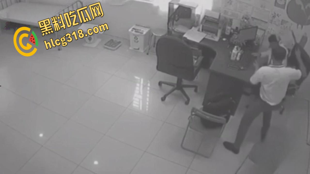医院办公室医生双刀砍同事，鲜血喷溅刀刀致命，残酷场面血腥至极，这是有多大的仇 !  第3张