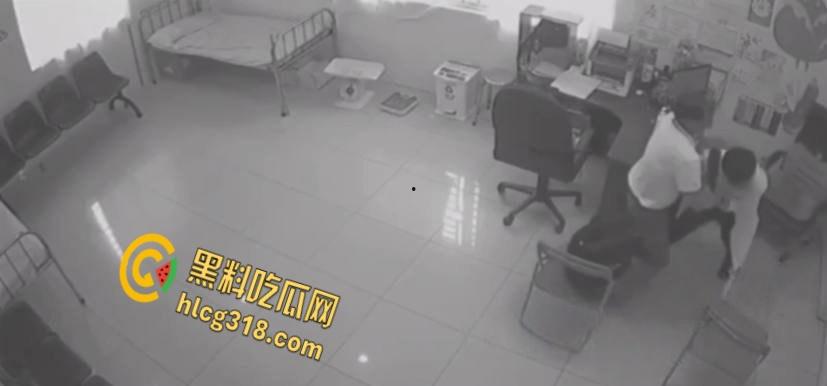 医院办公室医生双刀砍同事，鲜血喷溅刀刀致命，残酷场面血腥至极，这是有多大的仇 !  第5张